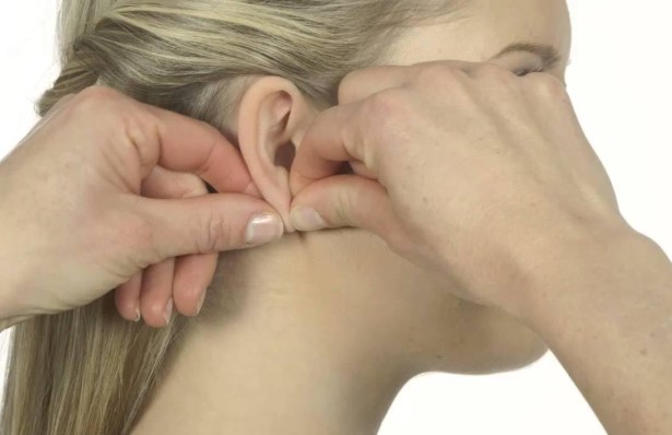 How to Remove Earrings
