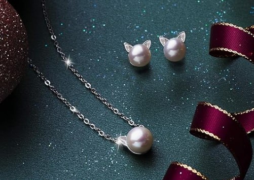 5 Best Friends Earrings That Celebrate Your Bond in Style